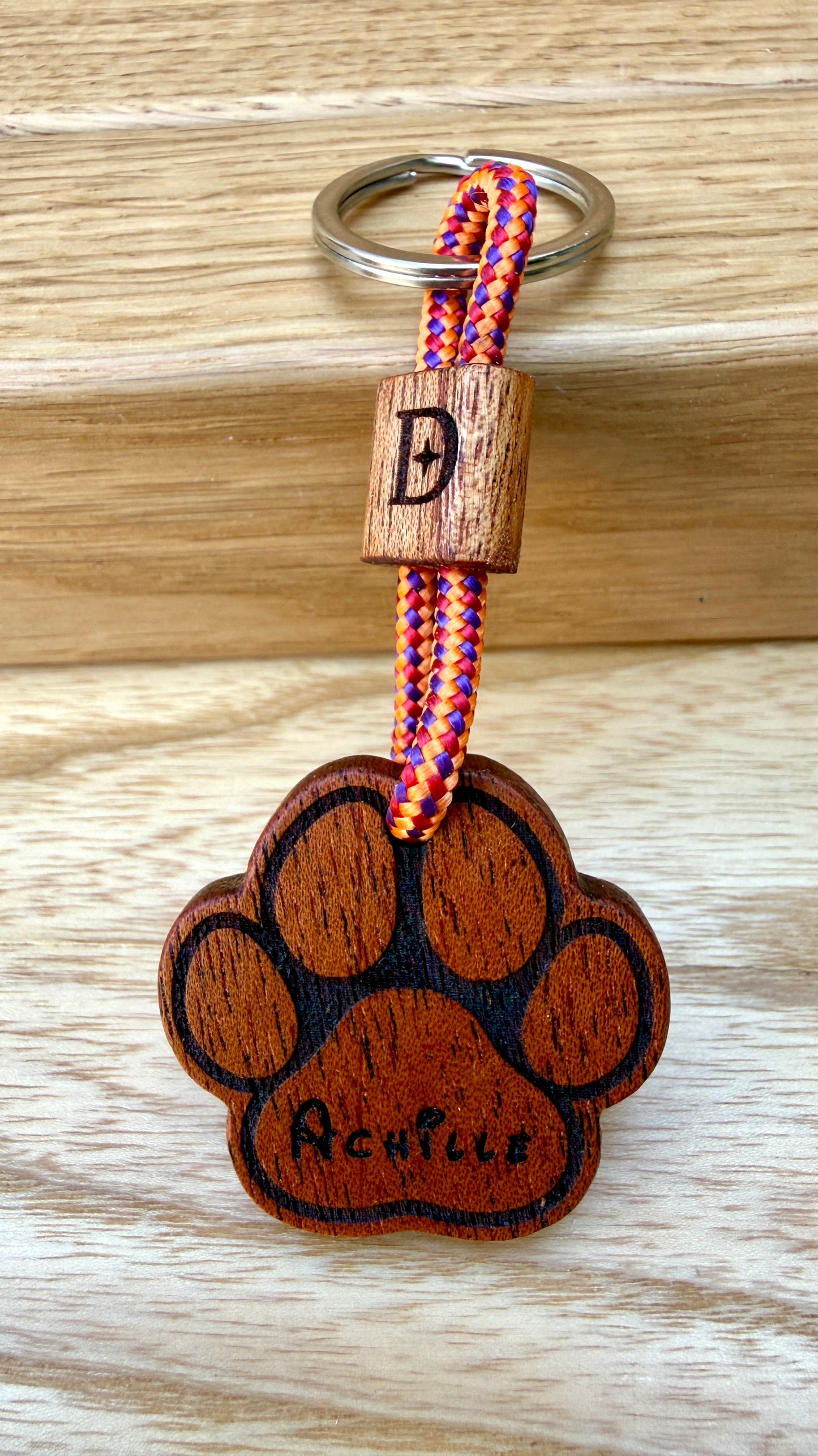 Portachiavi artigianale in legno di Mogano Kaya con zampa di cane incisa
