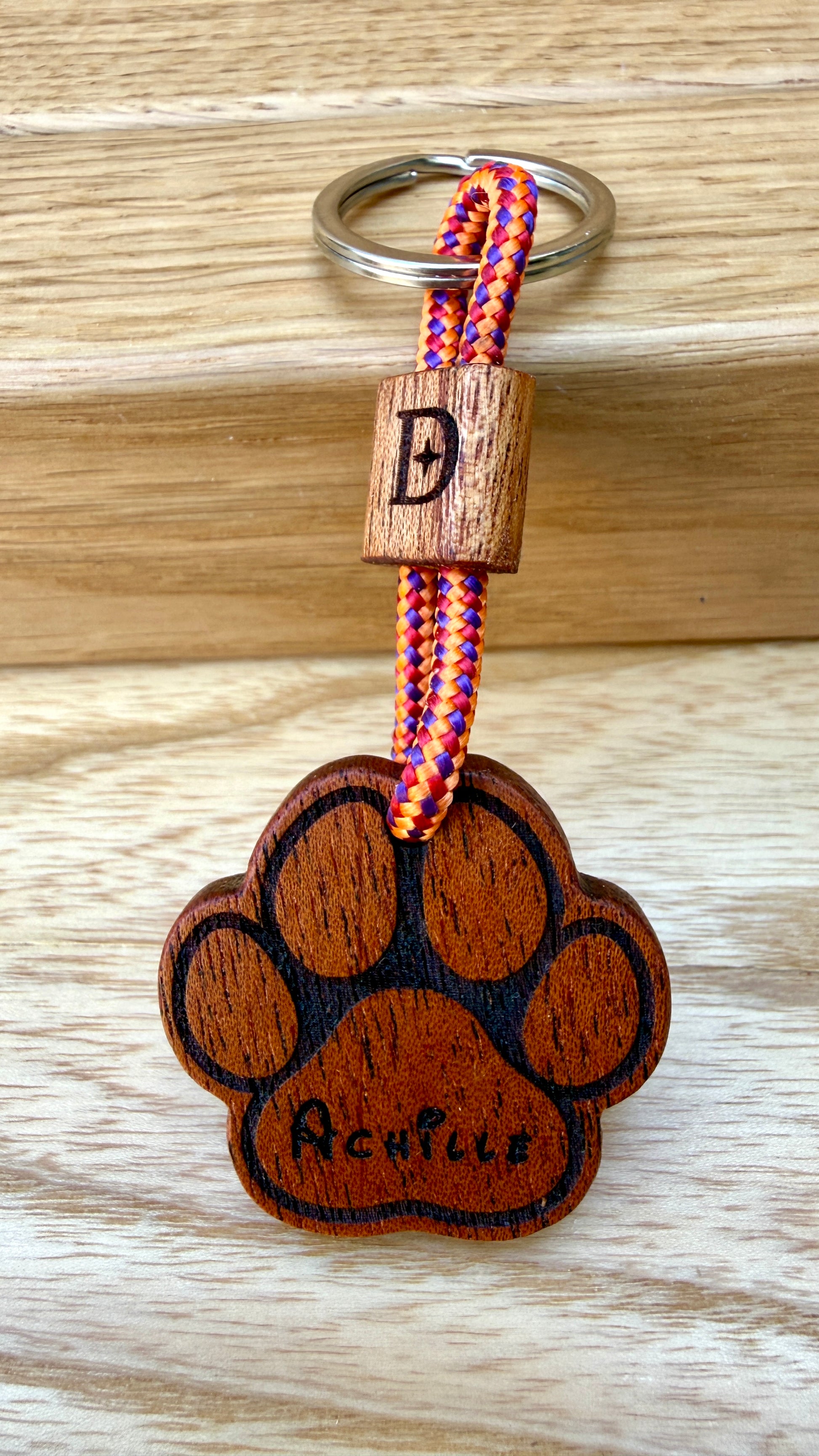 Portachiavi artigianale in legno di Mogano Kaya con zampa di cane incisa