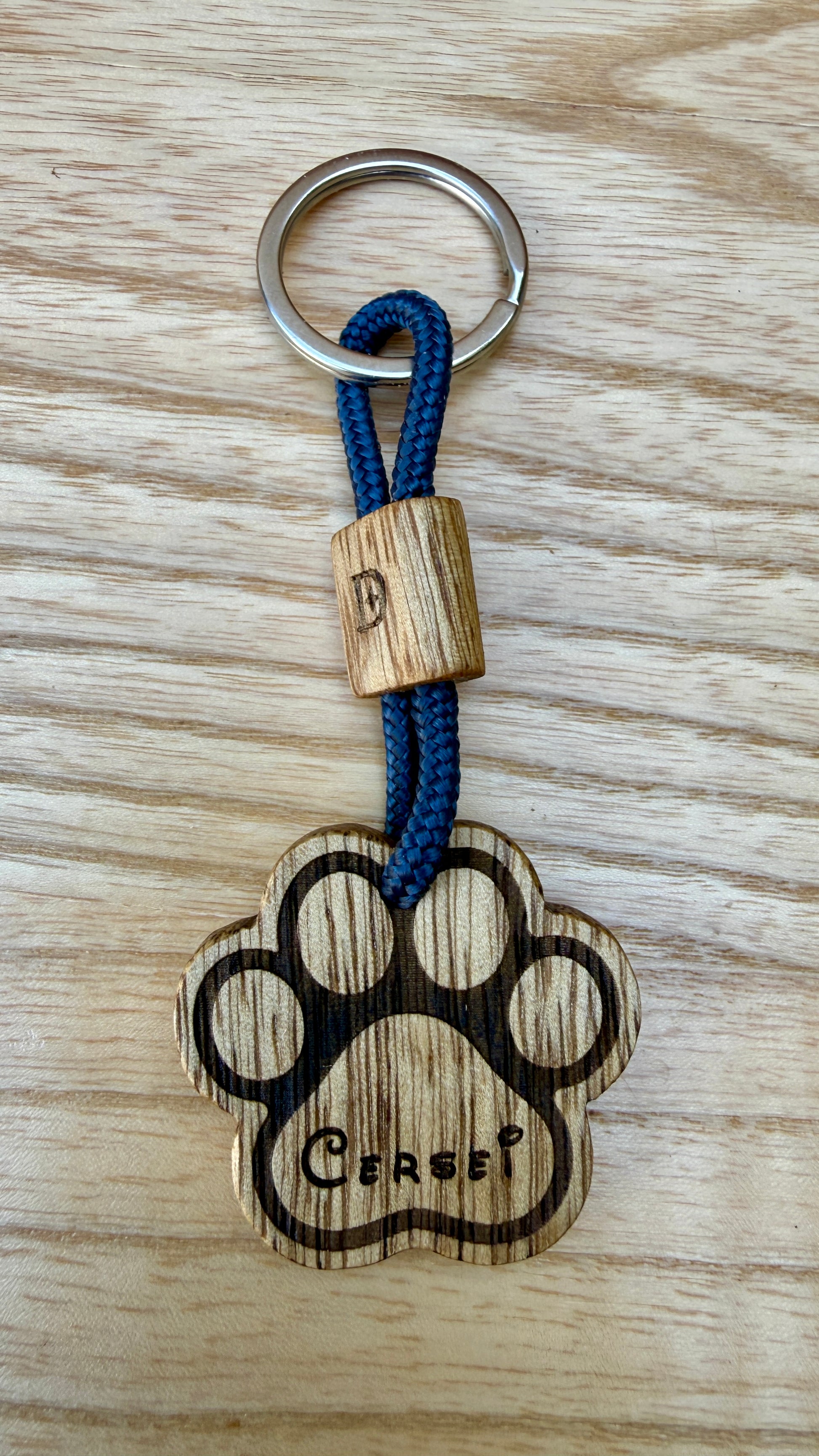 Portachiavi Dogstar Pet in legno di Korina con incisione zampa di gatto