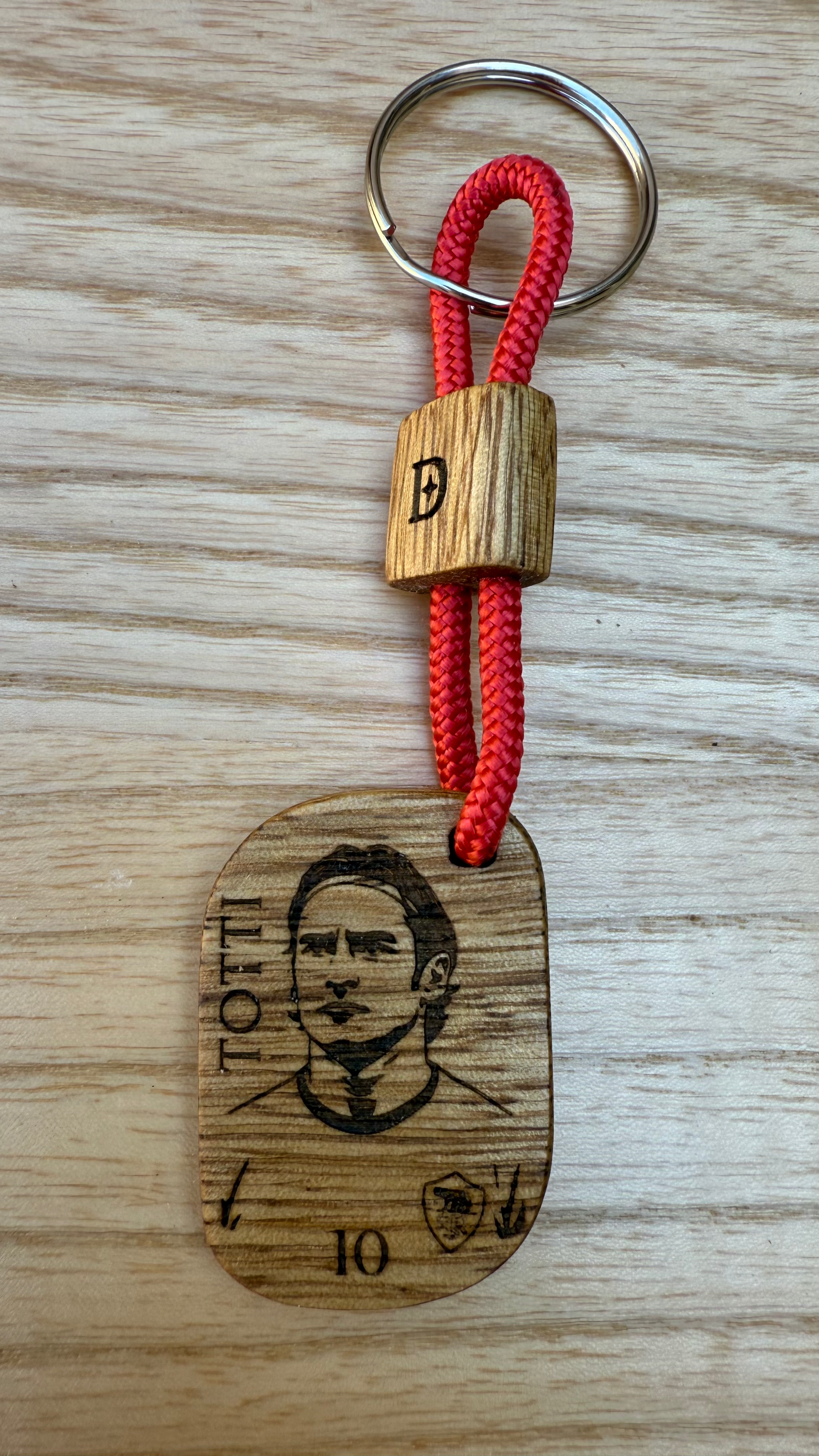Portachiavi artigianale in legno di Korina inciso con il volto di Francesco Totti – Dogstar Lab