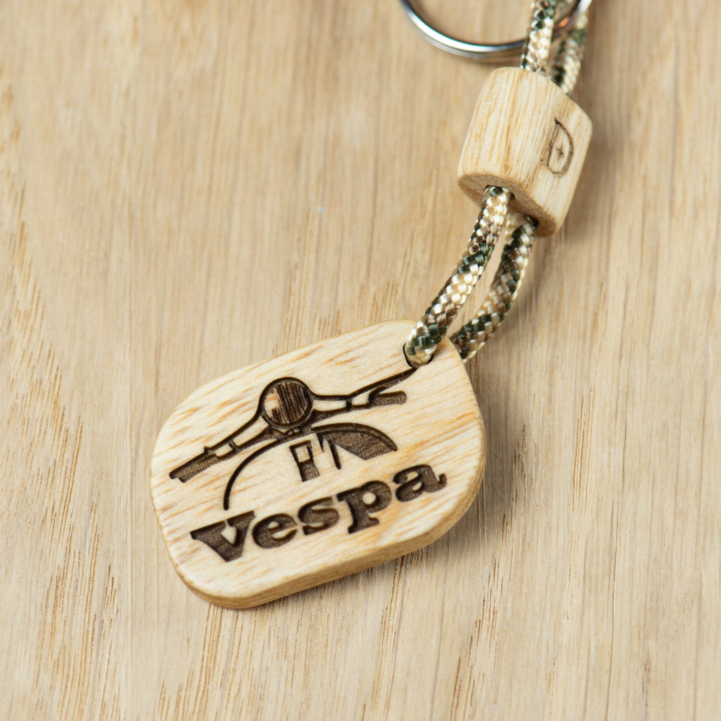 dettaglio-ncisione-vespa-su-portachiavi-in-legno