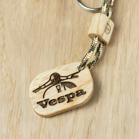 dettaglio-ncisione-vespa-su-portachiavi-in-legno